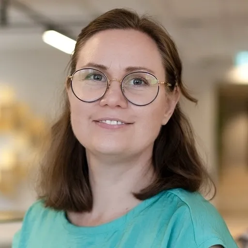 Ellen Sundh, föreläsare, i glasögon och turkos tröja.